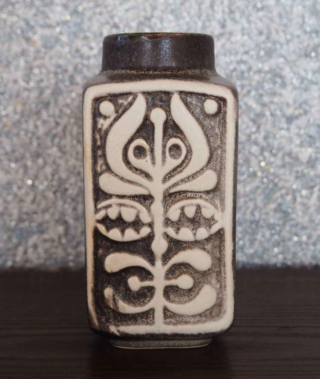 Fat Lava Bay Keramic 96-14 こげ茶×白レリーフフラワーベース