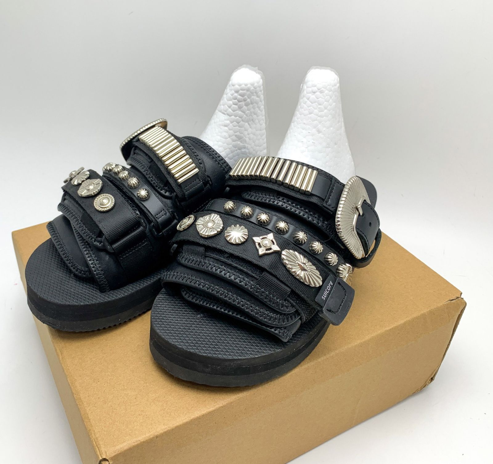 SUICOKE ブラック サンダル メタル装飾付き　toga TOGA×スイコック、メタル付きフリンジのストラップサンダル