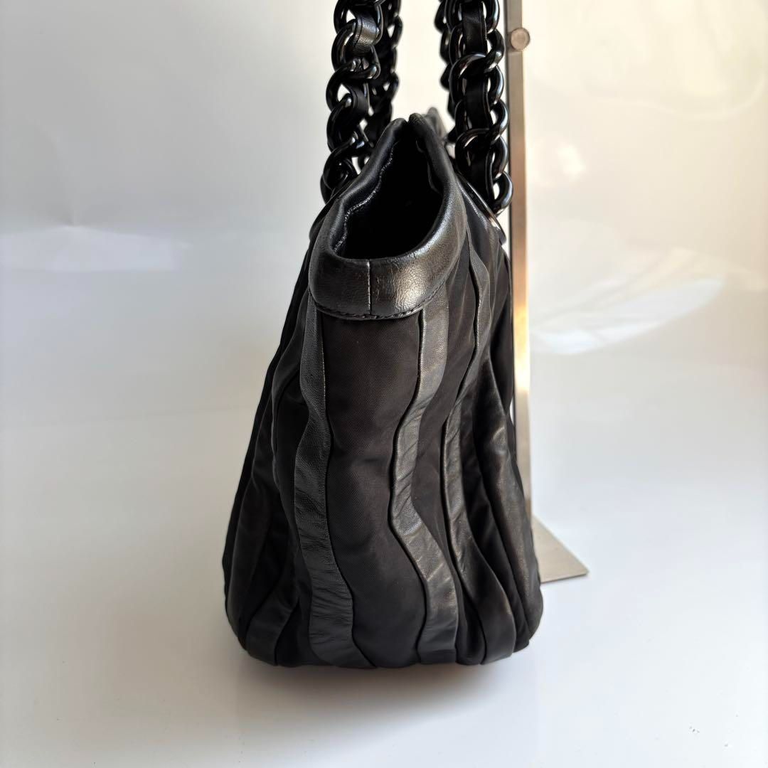 極美品✨PRADA プラダ トートバッグ ナイロン×レザー A4収納 ブラック 極美品✨PRADA ナイロン×レザー トートバッグ ハンドバッグ A4