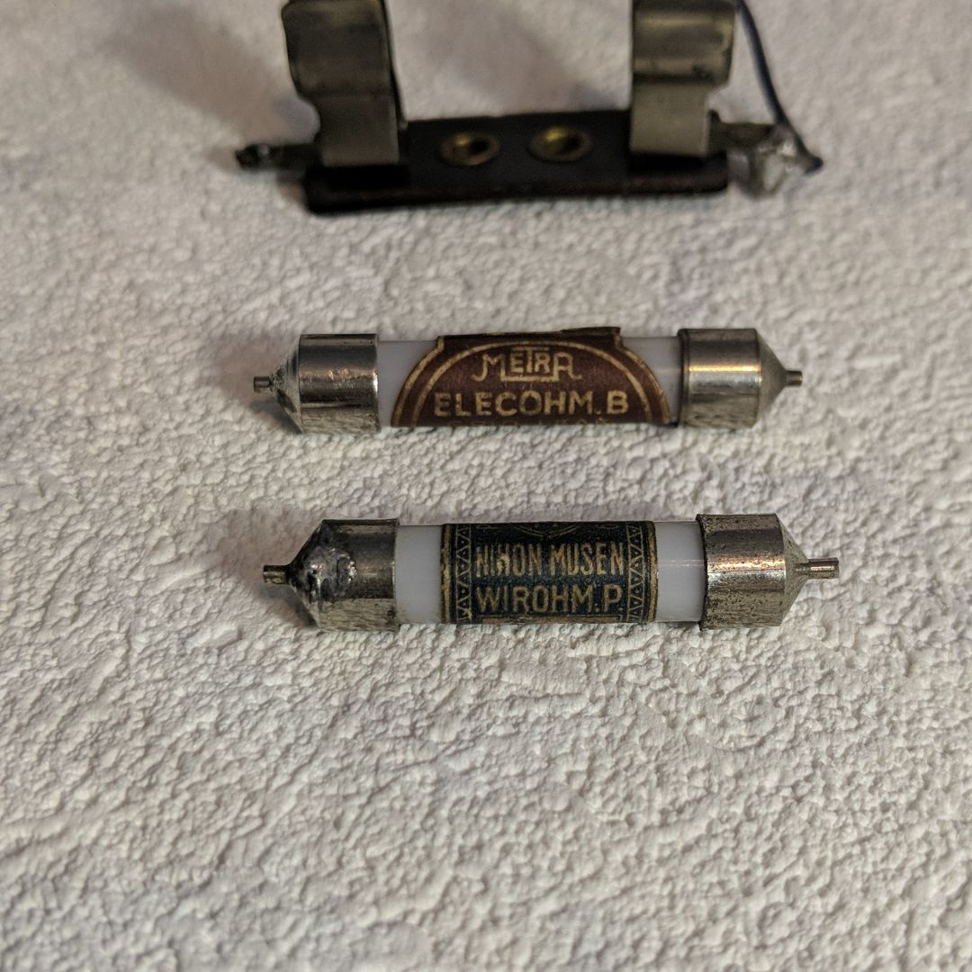 超希少品　大正時代蓄音器ヒューズ2本とソケット　(日本製)　METRA　日本無線 超希少品 大正時代蓄音器ヒューズ2本とソケット (日本製) METRA