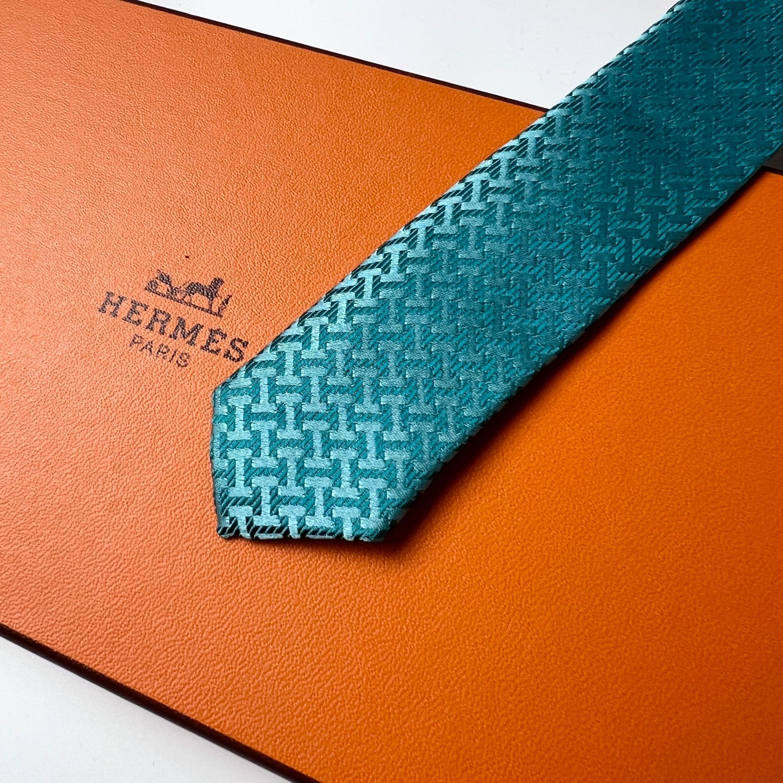 美品 エルメス HERMES ネクタイ シルク100% フランス製 美品 エルメス HERMES ネクタイ シルク100% フランス製