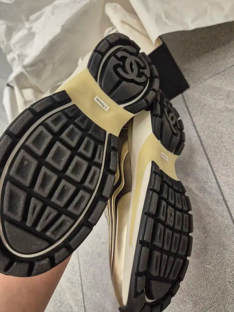 *25A限定♡希少*【CHANEL】スニーカー CCロゴ 光沢感 CHANEL(シャネル) スニーカーズ シャネル CCロゴ スニーカー 36