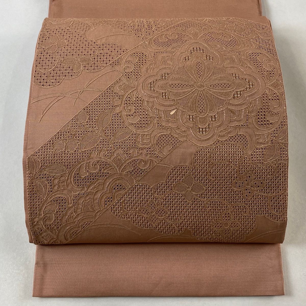 袋帯 秀品 華文 雲文 刺繍 薄茶色 お太鼓柄 正絹