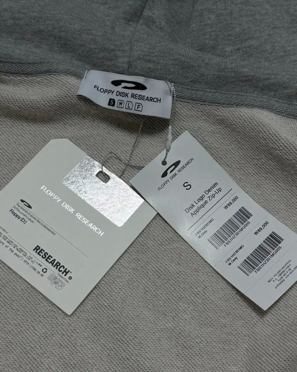 ジップアップパーカー