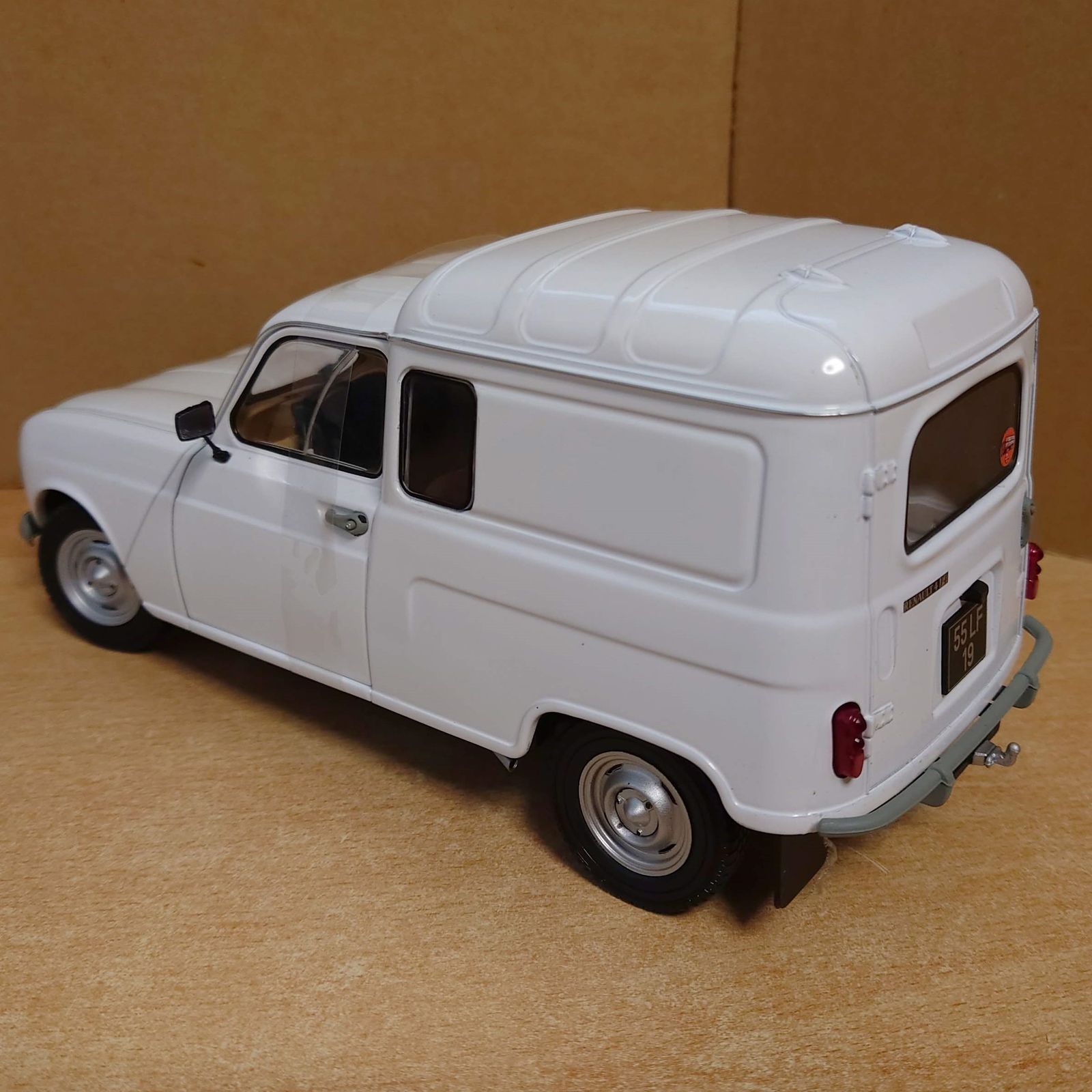 1/18 ルノー 4L F6 (ホワイト) ソリド製ダイキャスト製ミニカー - メルカリ