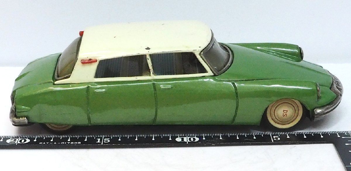 萬代屋【CITROEN DS19 Sedanシトロエン セダン黄緑】ブリキ