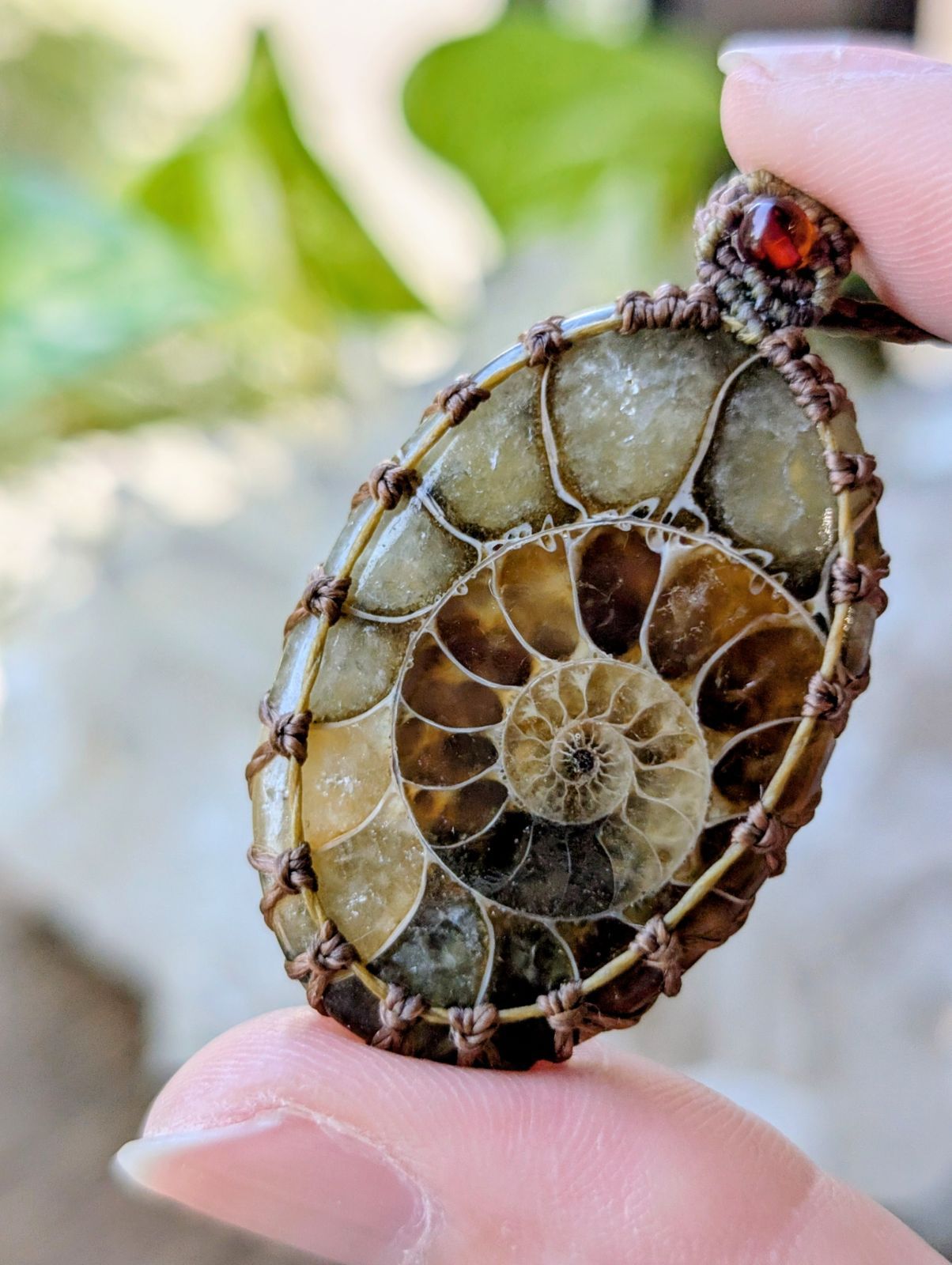 ☆アンティークカラー☆アンモナイト・化石☆マクラメ編みネックレス