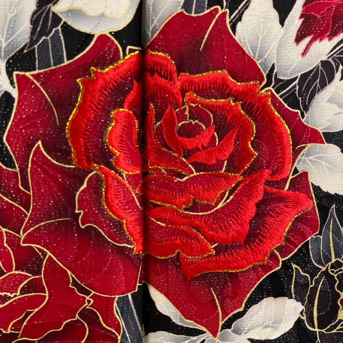 振袖 身丈162.5cm 裄丈68cm L 袷 薔薇 蝶 刺繍 銀通し 黒 正絹