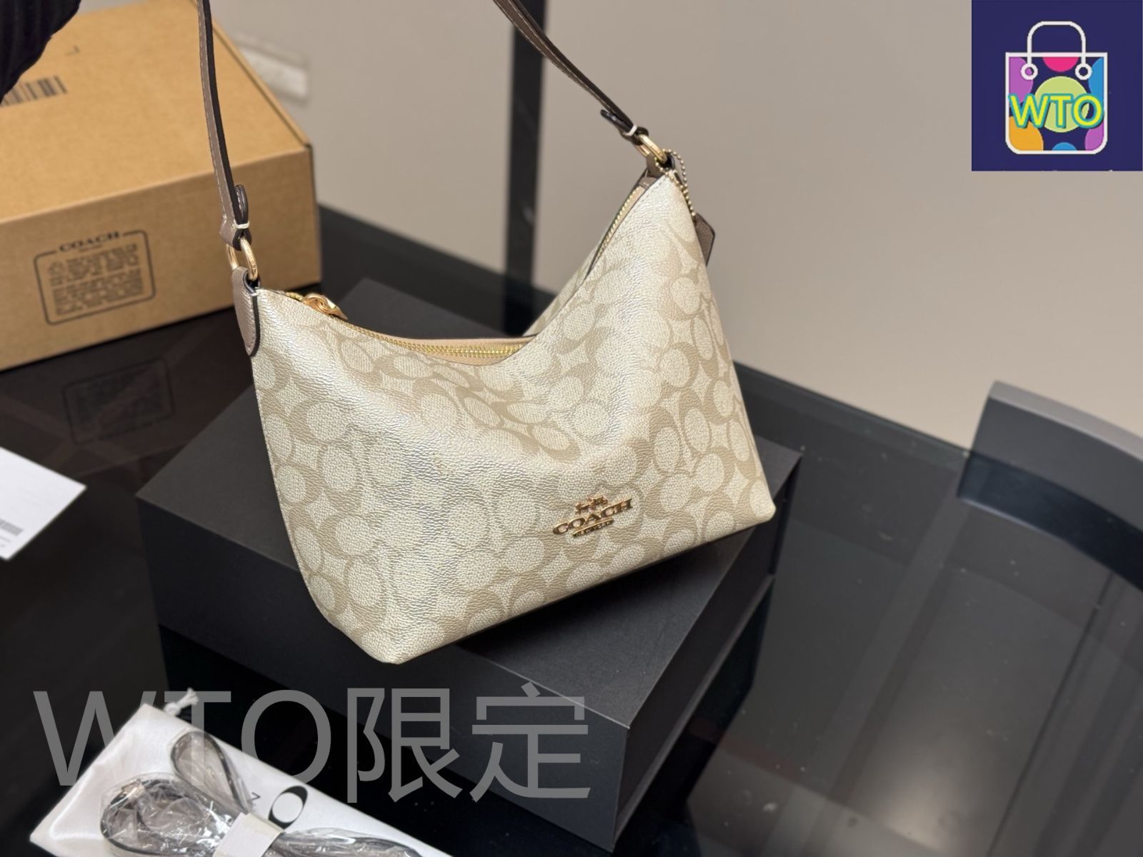 今日特価】Coach コーチ ジップバッグ シリーズ 金属質感の新