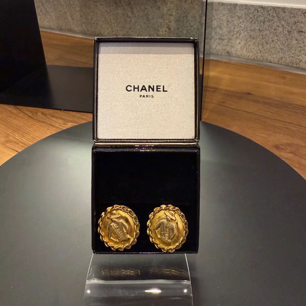 CHANEL シャネル ヴィンテージイヤリング ゴールド×レリーフモチーフ付