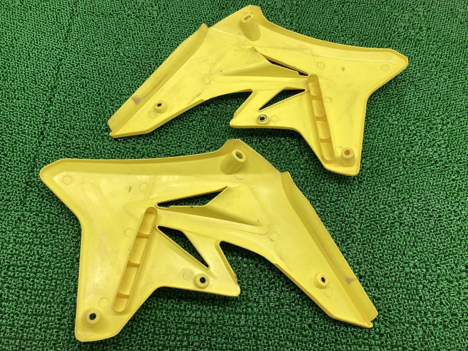 RM-Z250 シュラウド 左右 黄 スズキ 純正 中古 バイク 部品 ～09年 割れ欠け無し 品薄 希少品 サイドカウル 車検 Genuine Gd RM-Z250 シュラウド 左右 黄 スズキ 純正 中古 バイク 部品 ～09年