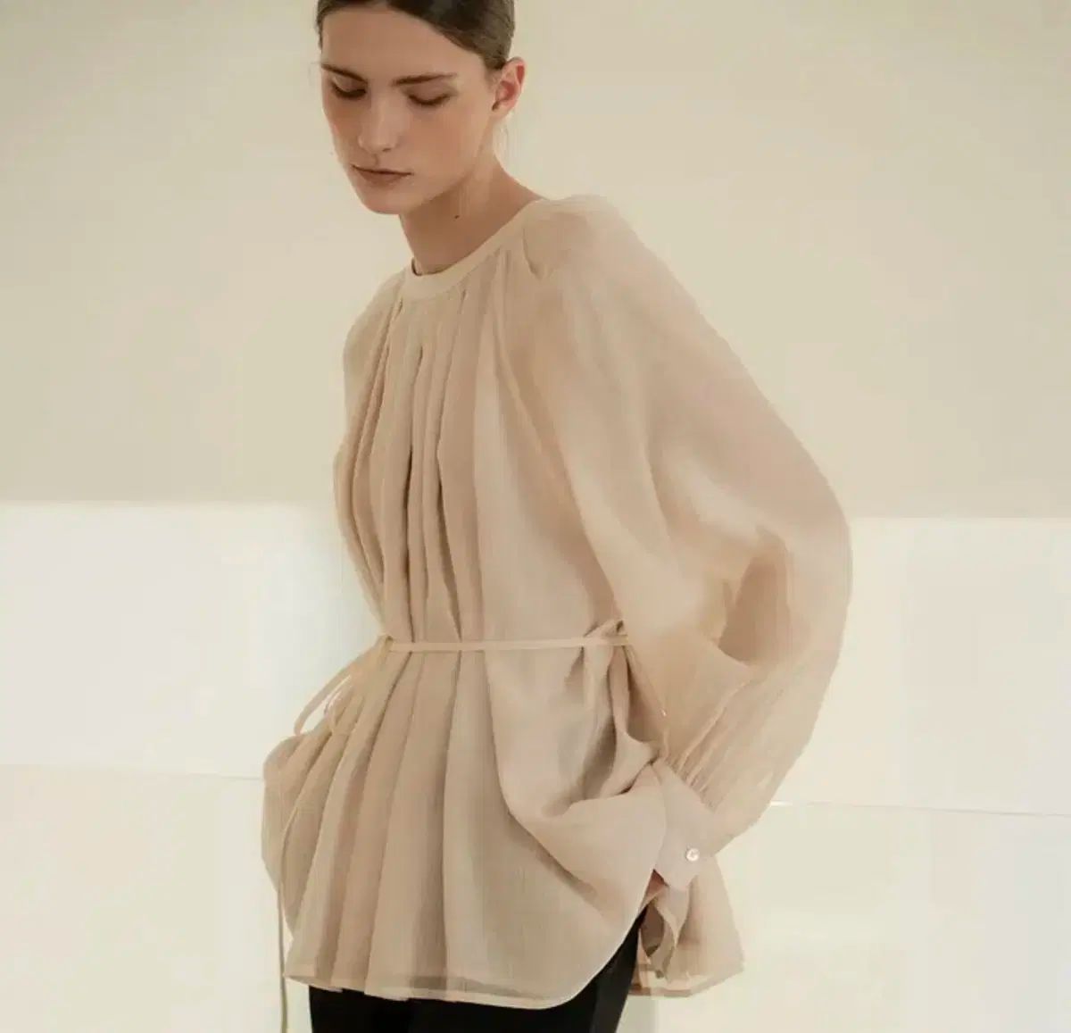 ウールモモット オートゥル ピンタック ブラウス クリームイェロー