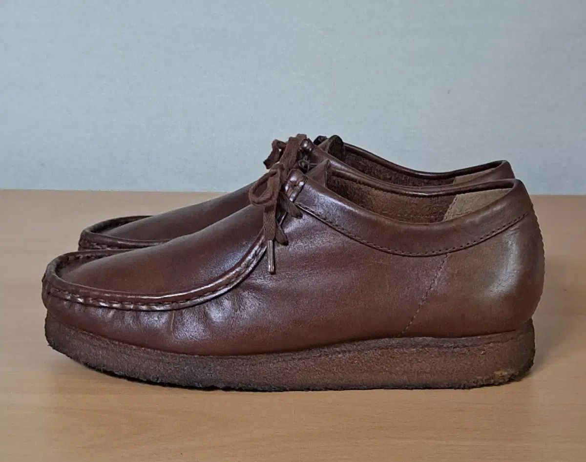 値下げ❗️CLARKS クラークス　ワラビー　UK7 Clarks(クラークス) ワラビー UK7 薬物 255 - メルカリ