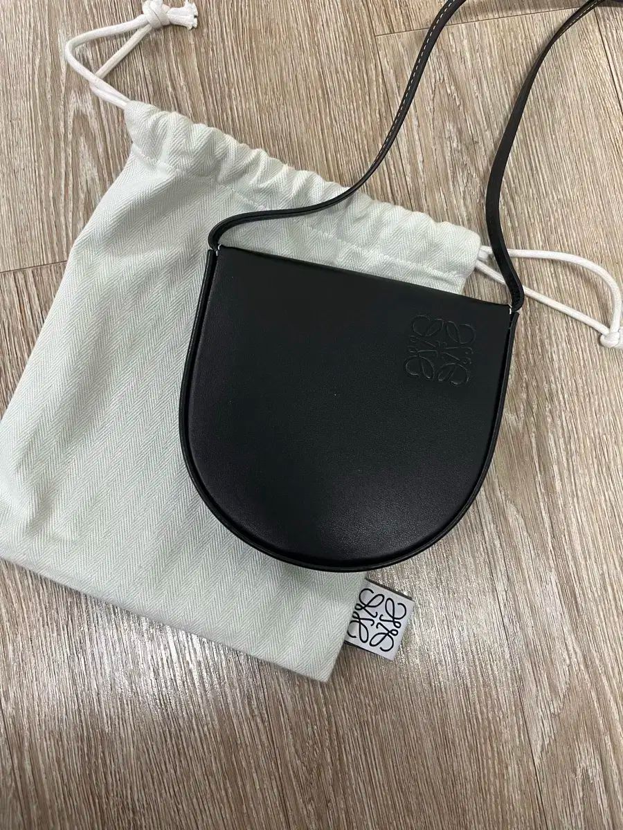 LOEWE(ロエベ) 丘 ポーチ ミニ LOEWE/ロエベ】シーシェル ポーチ LOEWE(ロエベ) 丘 ポーチ ミニ LOEWE/ロエベ】シーシェル ポーチ