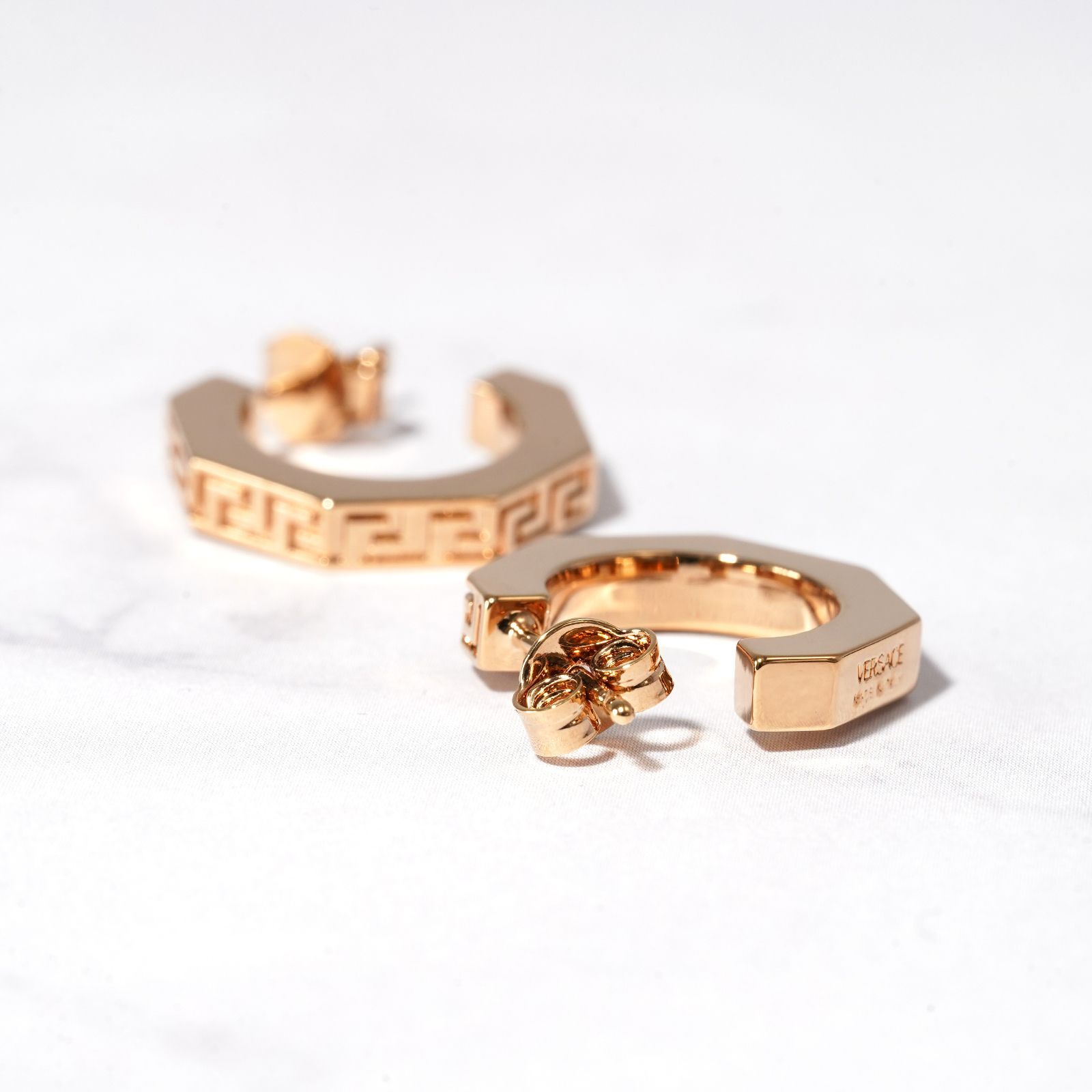 新品】VERSACE ヴェルサーチェ グレカ 両耳 ピアス 1008760 - メルカリ