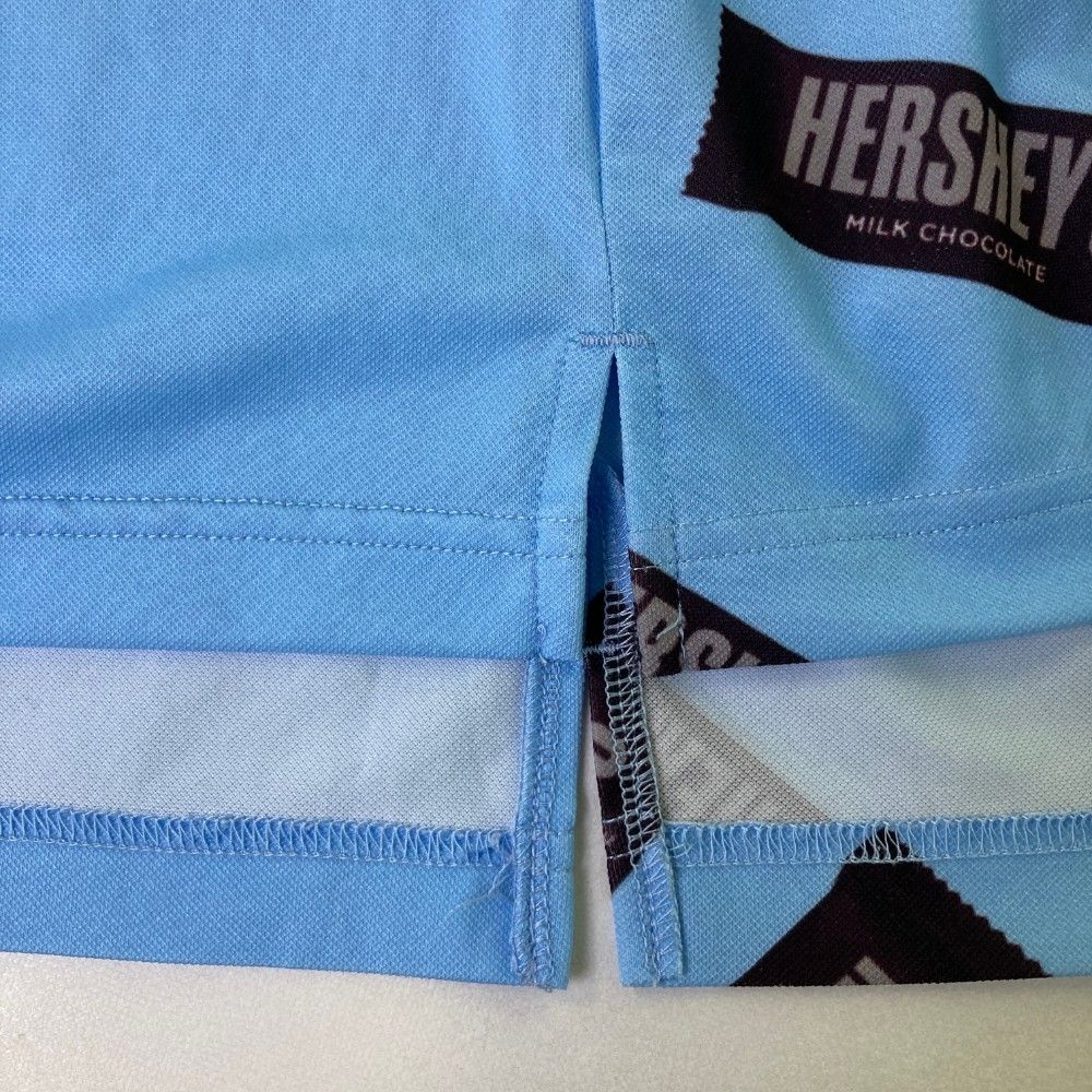 サイズ：3 DANCE WITH DRAGON ダンスウィズドラゴン HERSHEYS 半袖ポロシャツ 総柄 ブルー系 [240101420230] ゴルフウェア メンズ ストスト サイズ：3 DANCE WITH DRAGON ダンスウィズドラゴン HERSHEYS