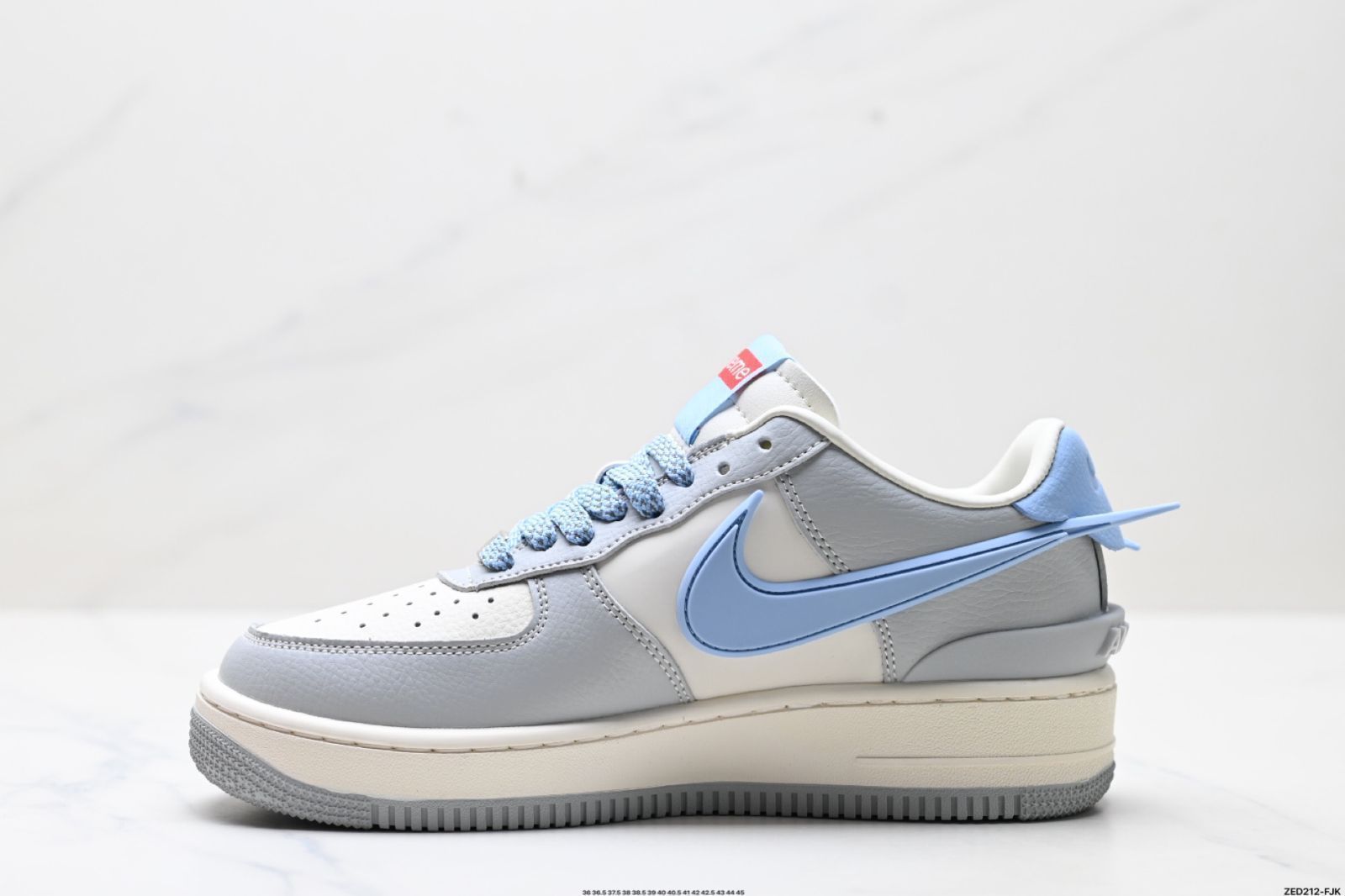 NIKE AIR FORCE 1‘07 LV 8オリジナルの型紙とボードを使用した なロートップエアフォースワンのフォルムを再現