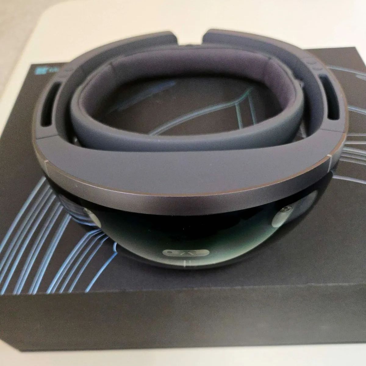 Microsoft Hololens (第1世代）美品 初代HoloLensの“頭脳”は三日月型