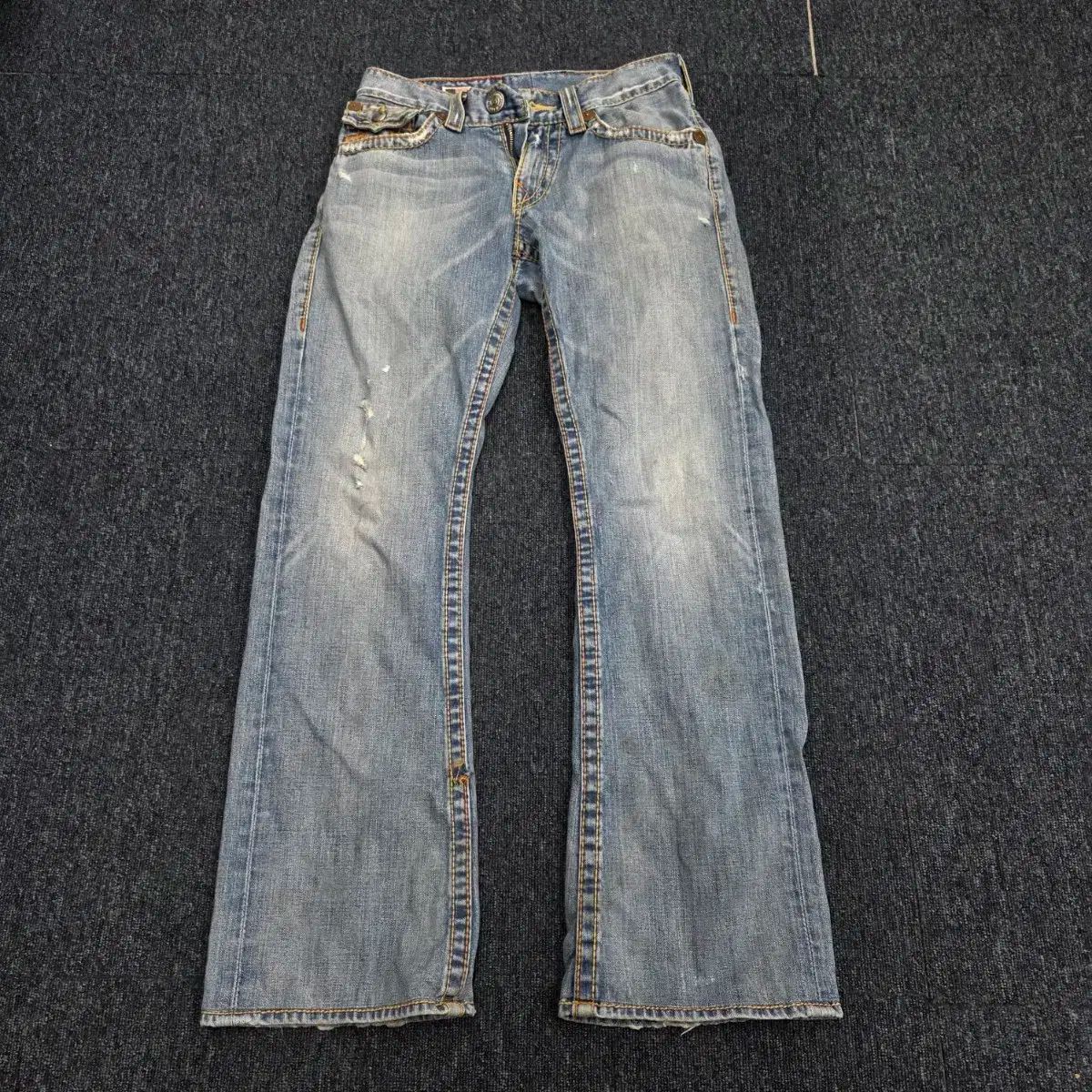 True Religion ブーツカットデニムライトブルー