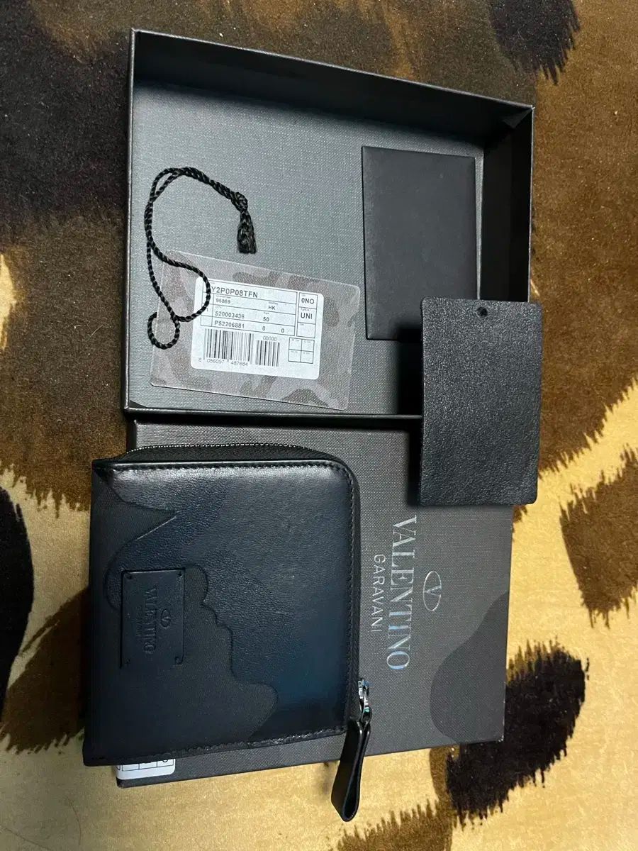 Valentino(ヴァレンティノ) カモ ファスナー付き二つ折り財布 正規品 付属品完備 A レベル