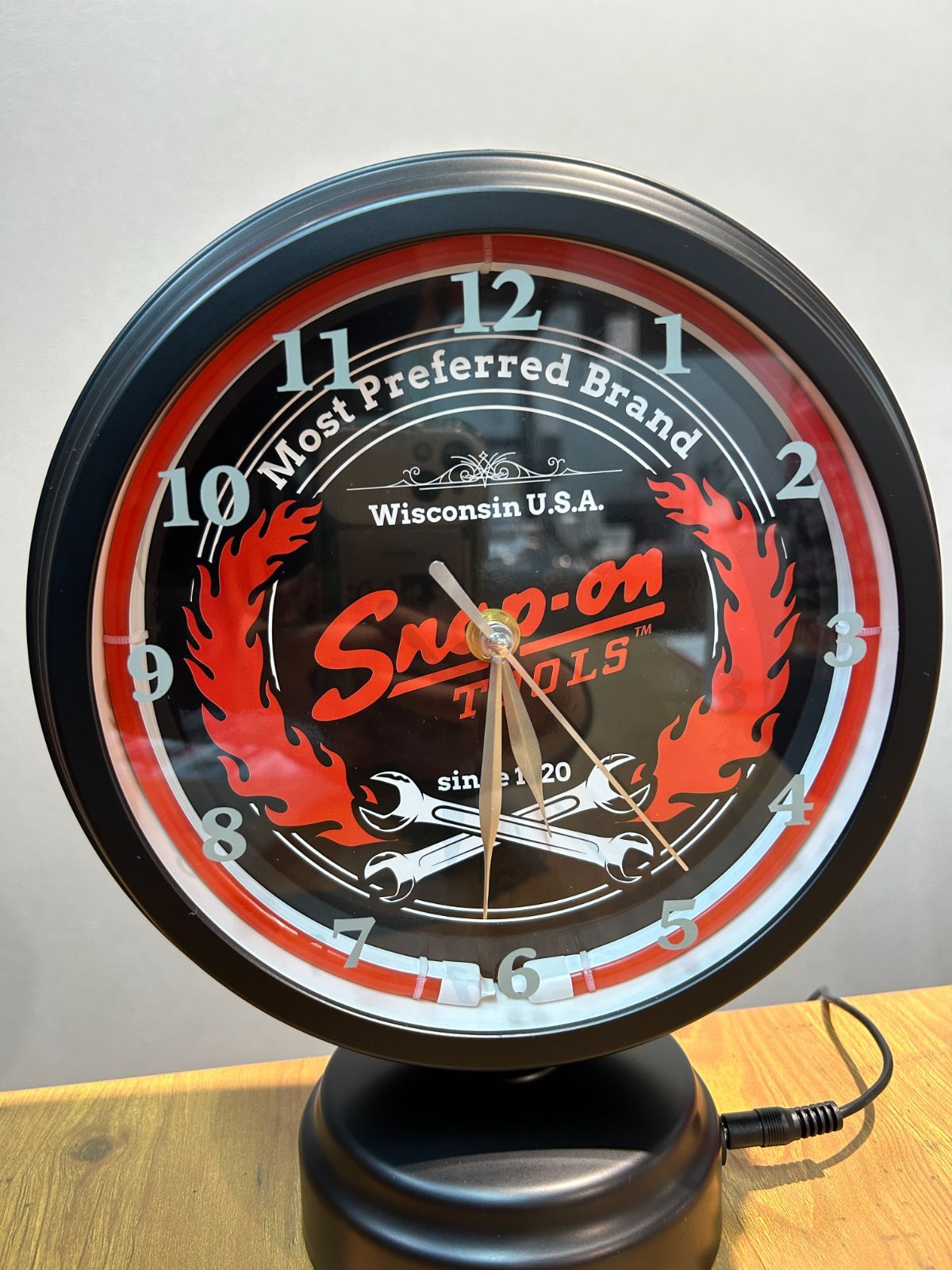 Snap-on　LEDネオンクロック　数量限定　置き時計　JBW010NC　ネオン　スナップオン　工具　新品未使用品　送料無料　ガレージ　お部屋　インテリア　レッドネオン　単三電池　23.5×28.5　アメリカン　アメリカ　アメ車　シボレー　フォード　ハマー