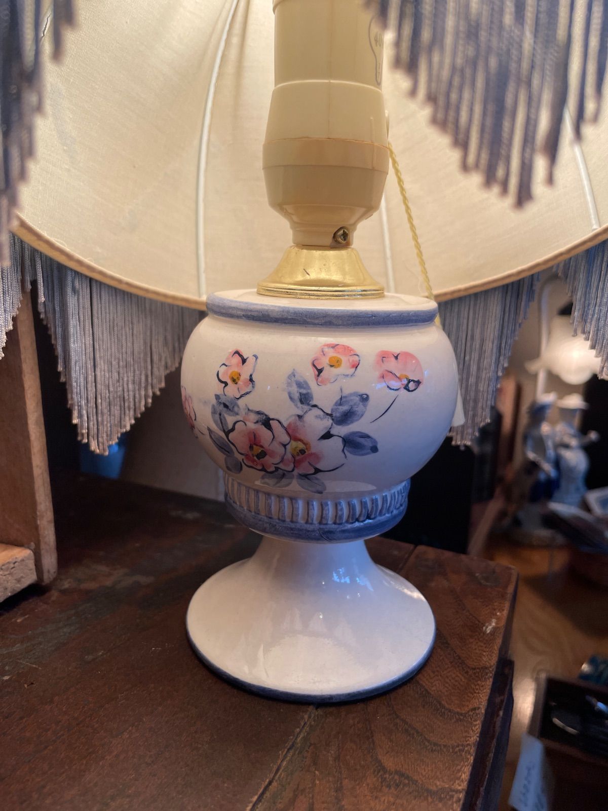 ヴィンテージ フロアスタンドライト 木製 フリンジシェード付き 木彫