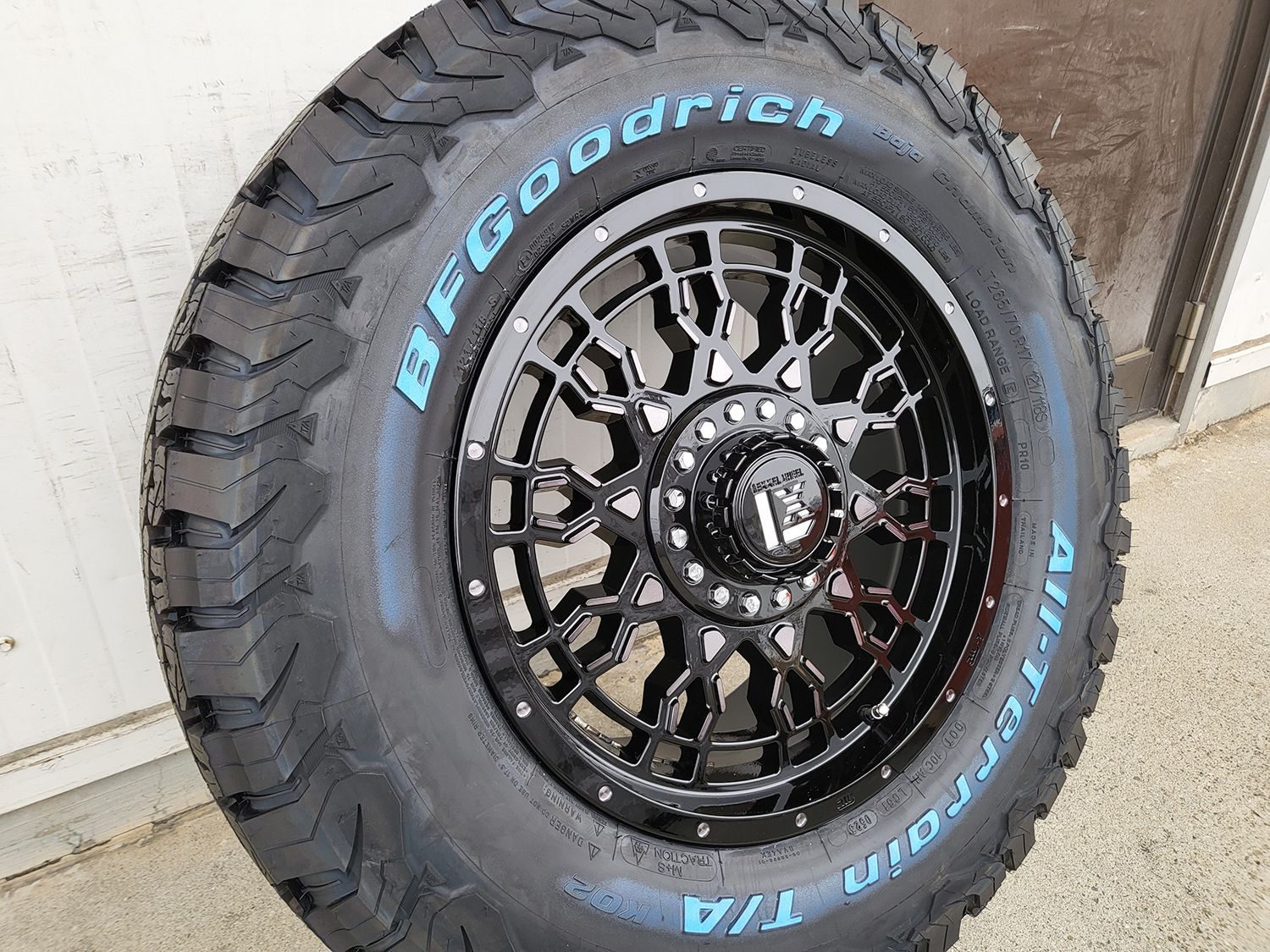 当店オススメ！！ プラド ハイラックス FJ パジェロ タイヤホイールセット 17インチ BFグッドリッチ KO2 285/70R17  265/70R17 265/65R17 - メルカリ