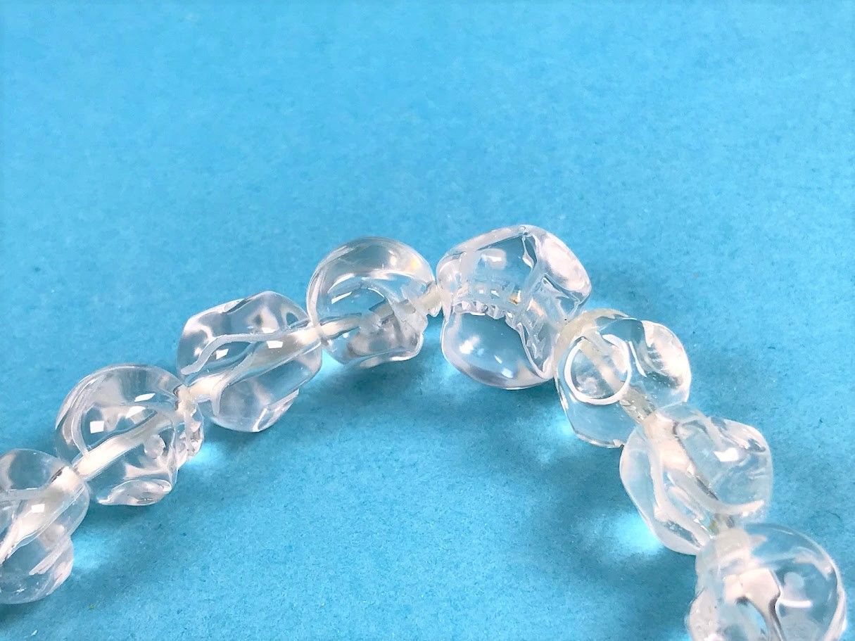 腕輪 ブレス 水晶 スケルトン 髑髏彫り 腕輪 １０ｍｍ 魔よけ ドクロ 276 SKLAD-KIRPICHA_RU