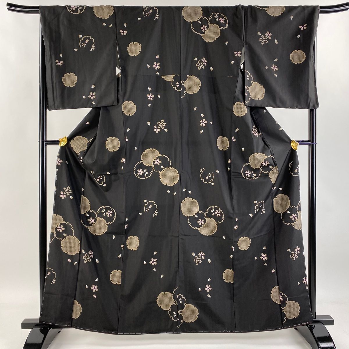 バイセル 美品 名品 大島紬 黒 雪輪 草花 証紙有 バチ衿 正絹 袷（10月～5月） 166cm Mサイズ ☆☆☆☆ 5220.大島紬 正絹泥染め 雪輪柄！ バイセル□ 着物 即決 名品 美品