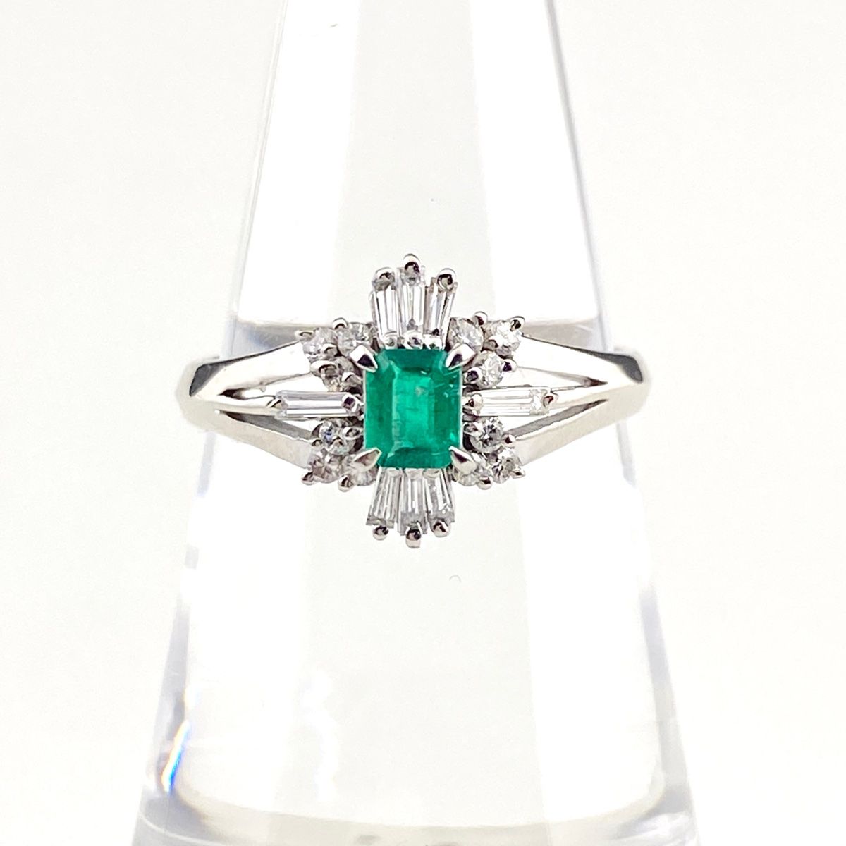エメラルド デザインリング プラチナ 指輪 メレダイヤ リング 13.5号  