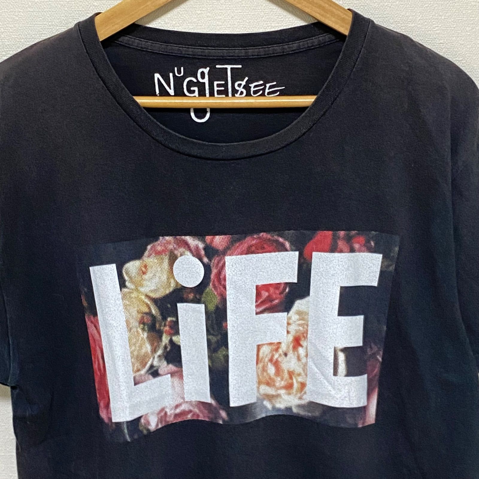 (^w^)b NUGgETgEE ナグゲッツジー 半袖 Tシャツ カットソー LiFE 英字 プリント 黒 ブラック プルオーバー クルーネック 花柄 ボタニカル 夏 おしゃれ アメカジ ストリート 着回し デイリー レイヤード ユニセックス メンズ