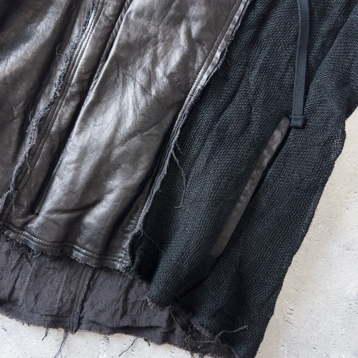 bajra バジュラ カットオフ ジップアップ レザー ベスト フーディー メンズ 3 L 黒 ブラック 本革 牛革 麻 切替 モード KARIMZIABAT_FR