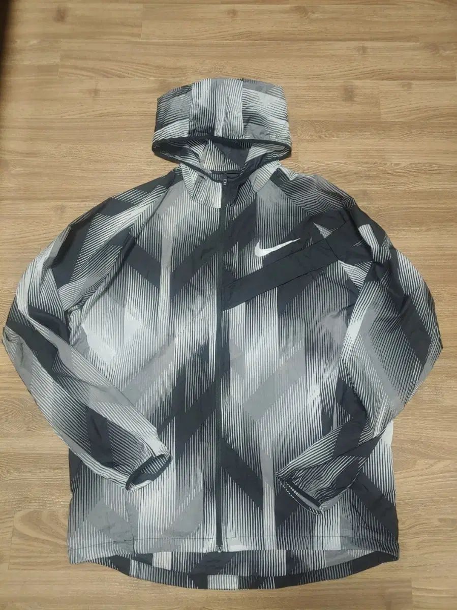 Nike ナイキ 100 スリムなデザインだから 実際サイズ感 適している 非常に良い状態