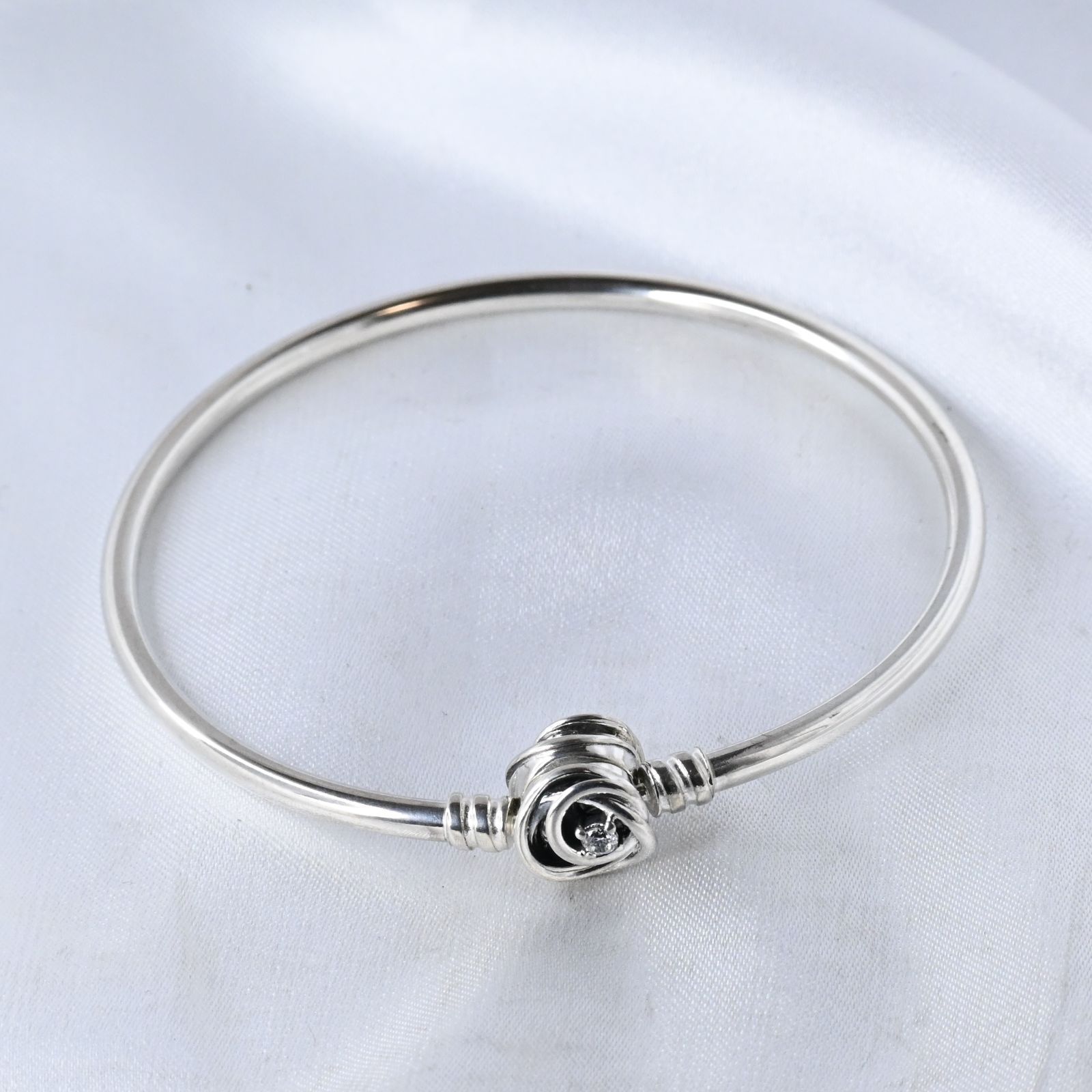 仕上げ PANDORA Moments Encircled Clasp Bangle バングル シルバー925