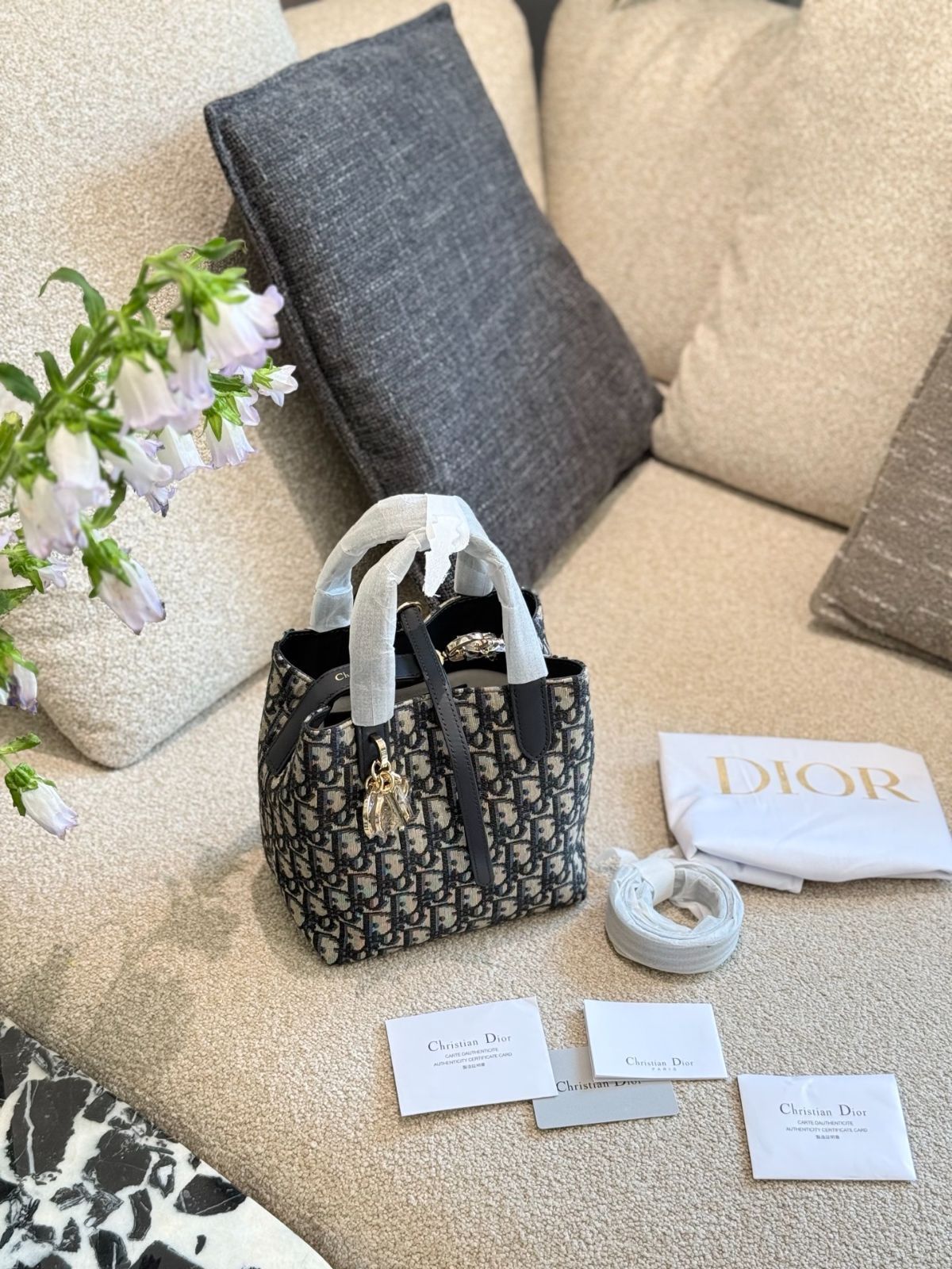 今日 Dior Toujours Vertical Small Tote ディオール トゥジュール 縦型 スモール トート バッグ
