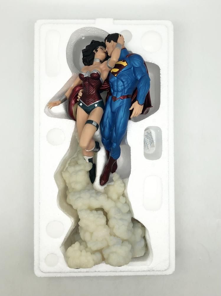 【中古】訳有 DCコレクティブルズ ジャスティス･リーグ ザ･キス スタチュー スーパーマン&ワンダーウーマン ジム･リー[17][240017705856] 中古】訳有 DCコレクティブルズ ジャスティス・リーグ ザ・キス