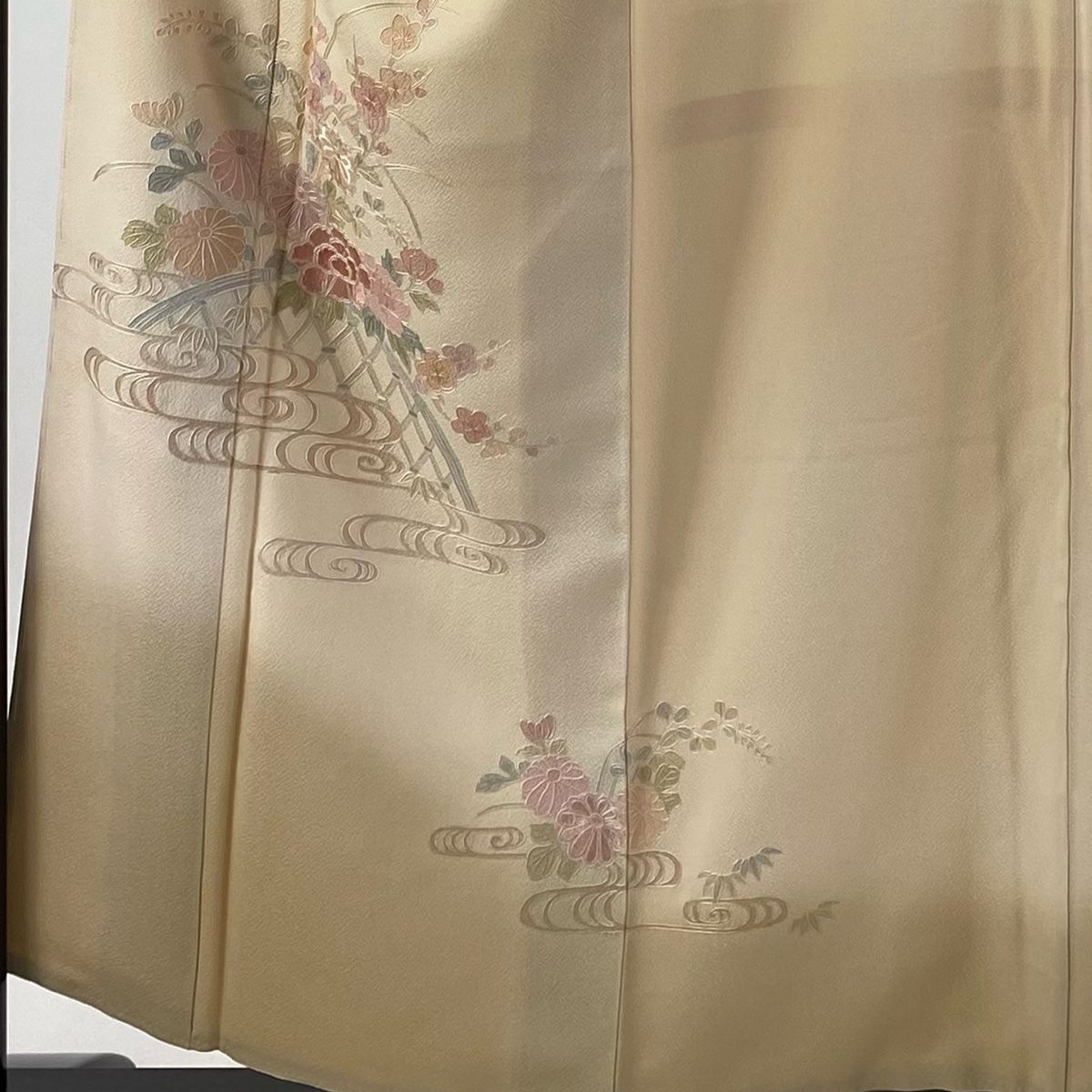 付け下げ 雪輪 SALE追加 付下げ 美品 秀品 一つ紋 雪輪 草花 汕頭刺繍 相良刺繍 ピンク