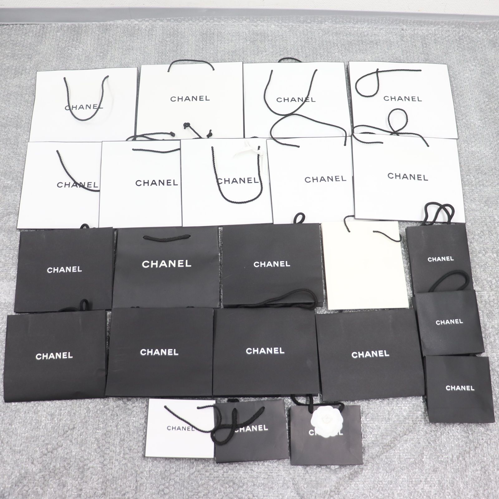 IT0U6K4N61H4 CHANEL シャネル BOX 空き箱 ショッパー 純正 紙袋 リボン 冊子 ブラック ホワイト ブランド箱 紙袋46枚 箱26個 TALLINNNEXPO_COM