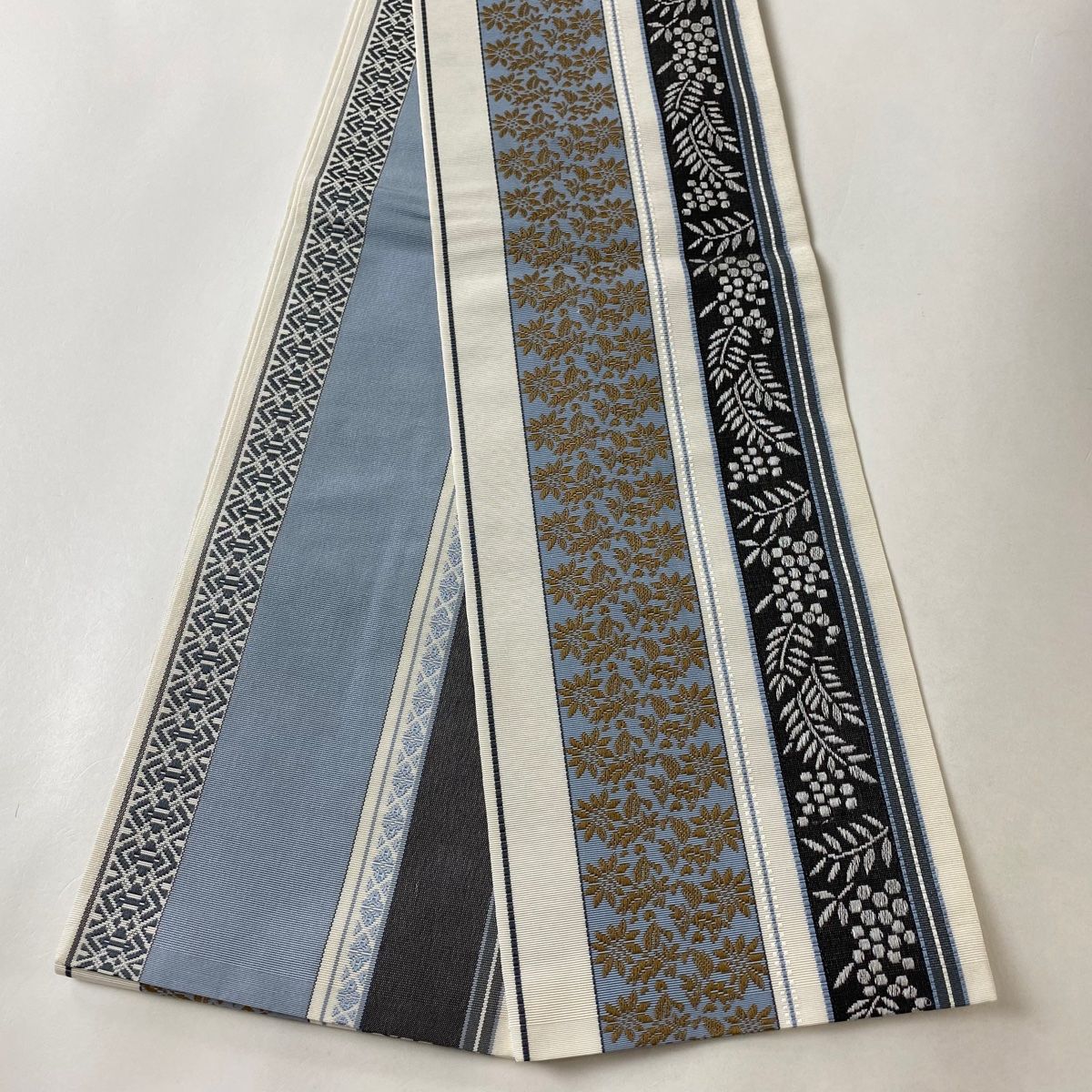 未使用 正絹 博多織 単 四寸帯 半幅帯 白＆黒縞 青ライン 並尺 金証紙 半幅帯 名品 博多織 証紙 縞 草花 白 正絹 【中古】 - メルカリ