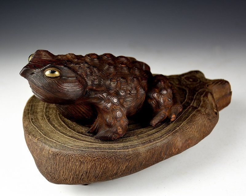 蔵C6709b 民藝 杉材 木彫蛙 神代杉 台付き