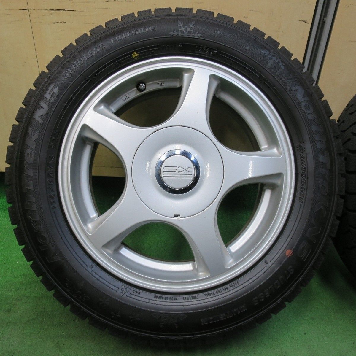 超バリ溝 22年 ほぼ10分 スタッドレス 175 65R14 オートバックス ノーストレック N5 SX-V3 14インチ PCD100 114.3 4H マルチ 5022708イス