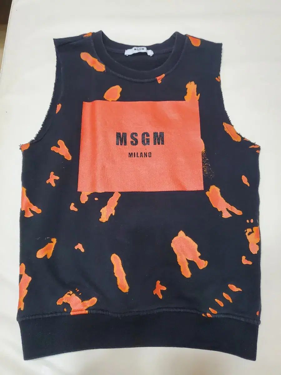 爆買い，低価 msgm 8y Tシャツ