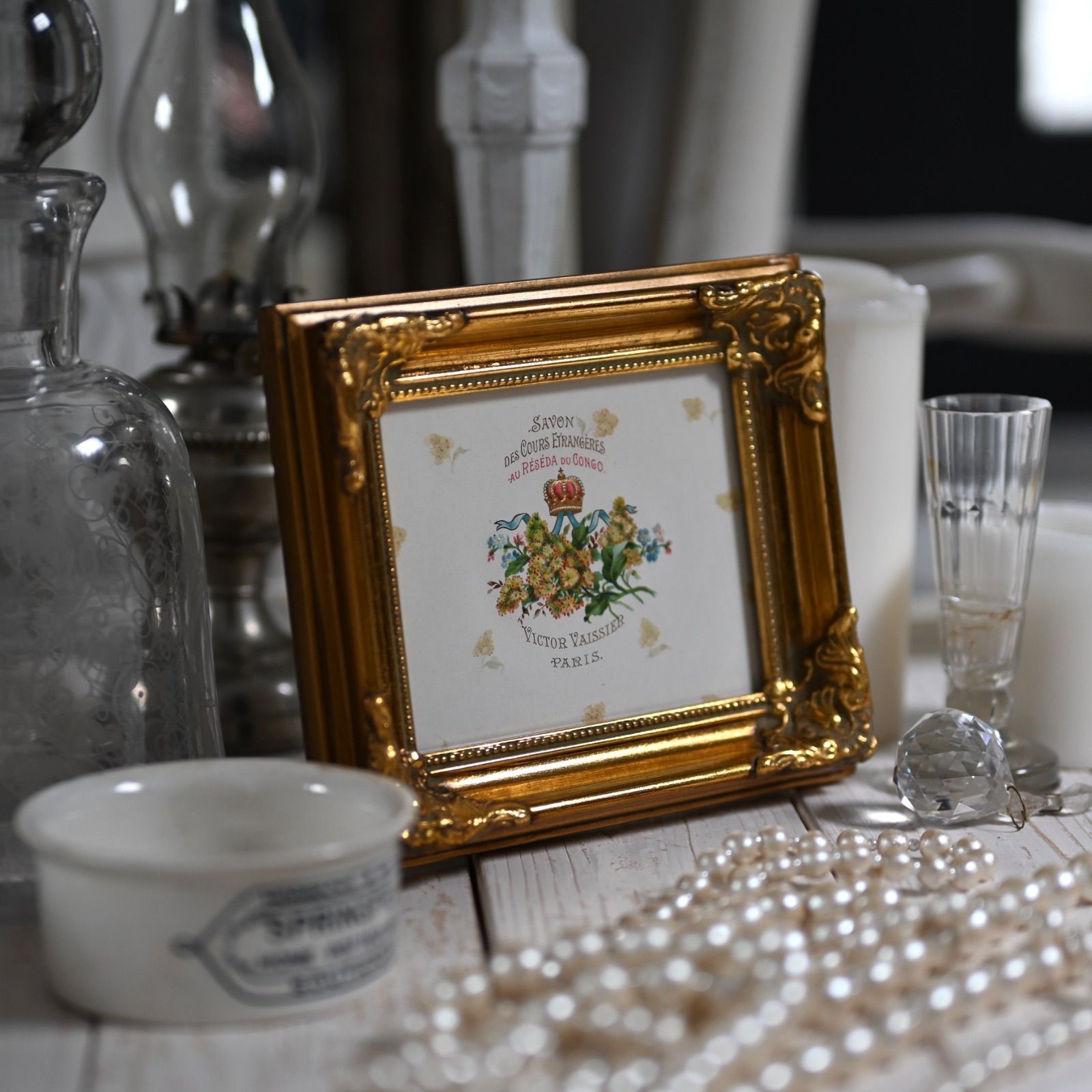 ヴィンテージフレーム「クローバーV」アンティークカードの1枚と