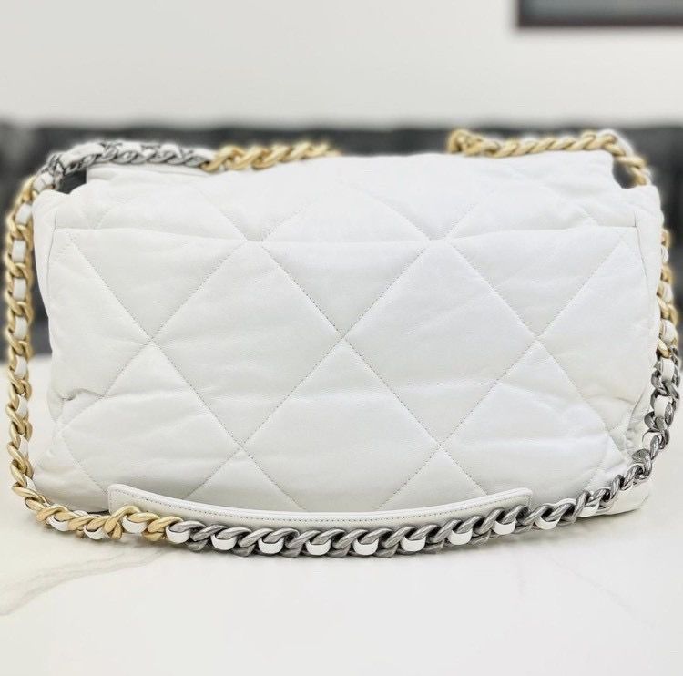 美品☆　シャネル19　マトラッセ　ショルダーバッグ　2way　白　28番台 美品☆ シャネル19 マトラッセ ショルダーバッグ 2way 白 28番台