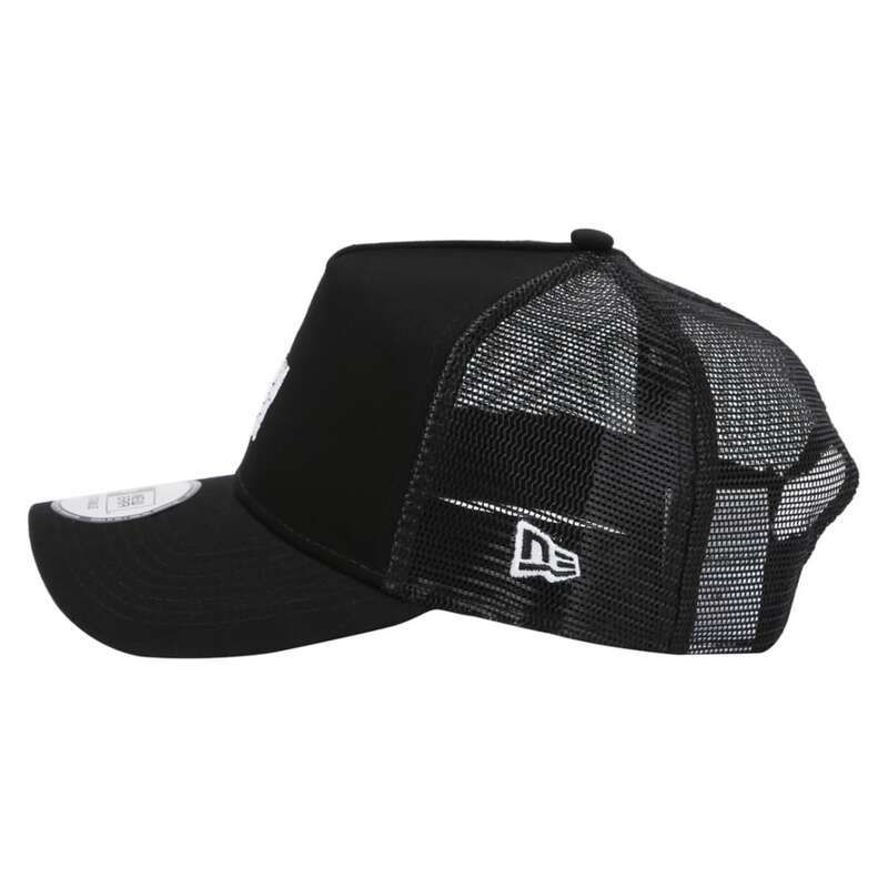 黒い刺繍ロゴのメッシュキャップ 新品 NEWERA ニューエラ 正規品 メッシュ キャップ CAP 帽子