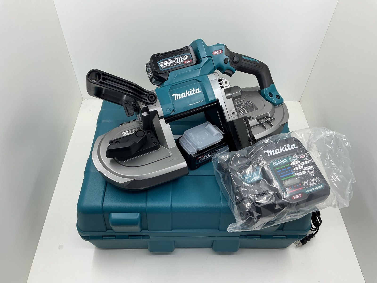 マキタ 充電式ポータブルバンドソーPB001GRDX 40VMax2.5Ah バッテリー２個 充電機 ケース付き インボイス領収書発行OK 平日のみ発送 値引交渉NG