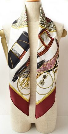 【美品】HERMESエルメススカーフカレ90 馬車モチーフ ボルドー/ホワイト エルメス スカーフ HERMES スカーフ カレ90 シルクツイル 馬車モチーフ