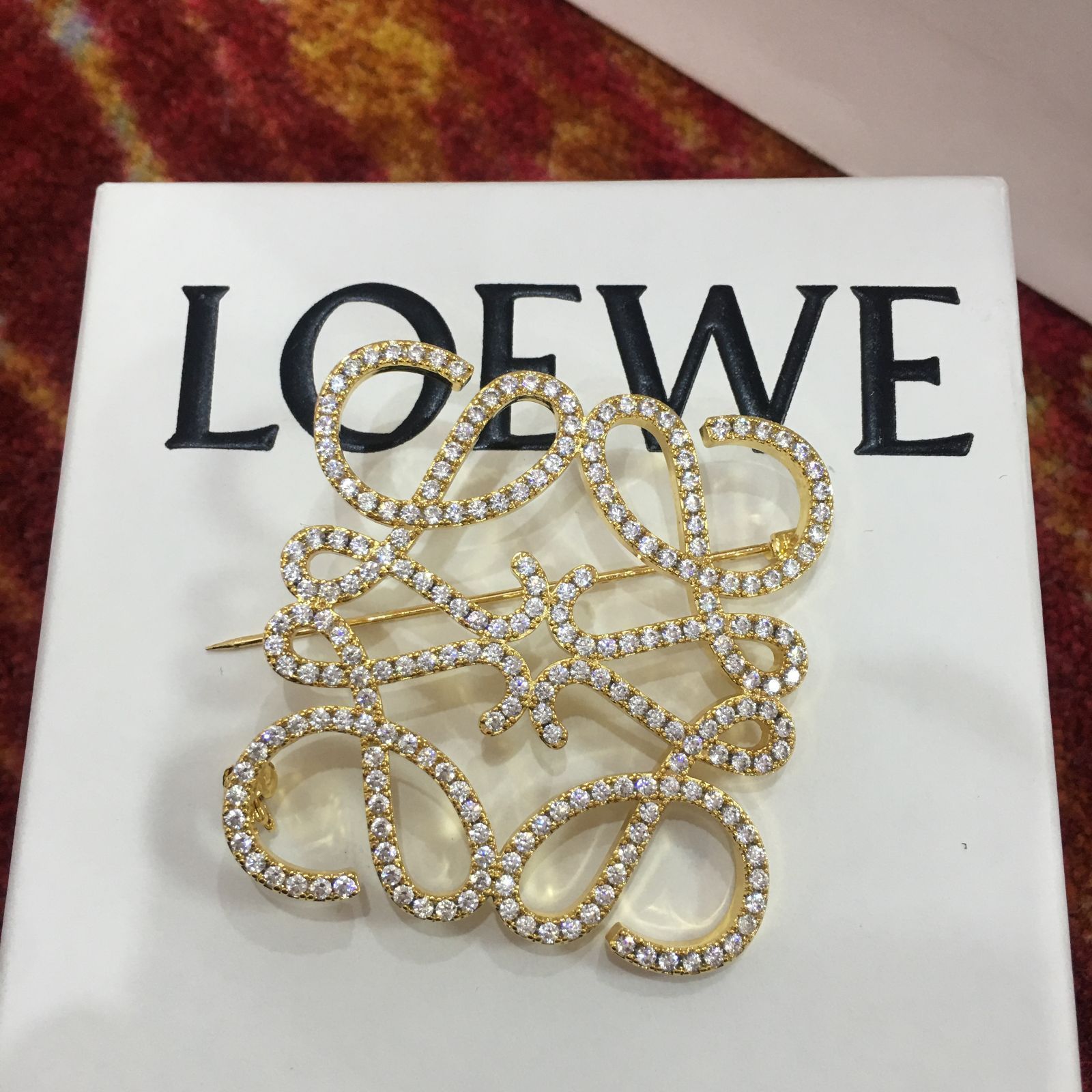 新品 LOEWE ロエベ ブローチ ダイヤモンド アナグラム 保存袋 箱付き ...