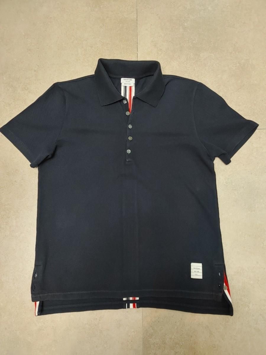 【雷市場（ポンジャン）商品韓国直送】正規品 24ss Thom Browne(トム・ブラウン) ポロ 白 3本線 半袖Tシャツ ネイビー 1 サイズ 出品