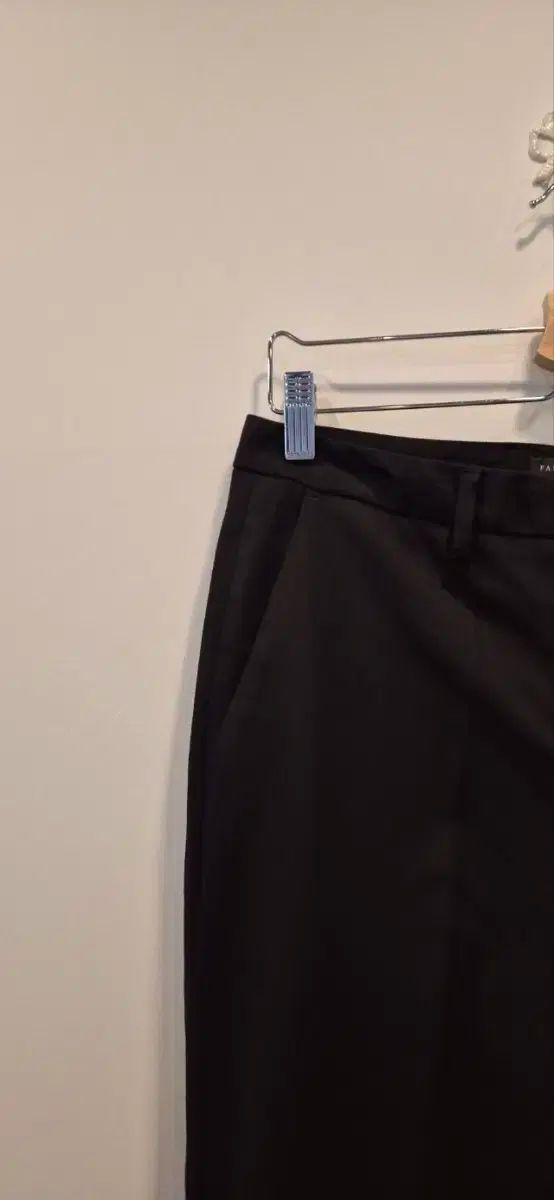 黒 スラックス